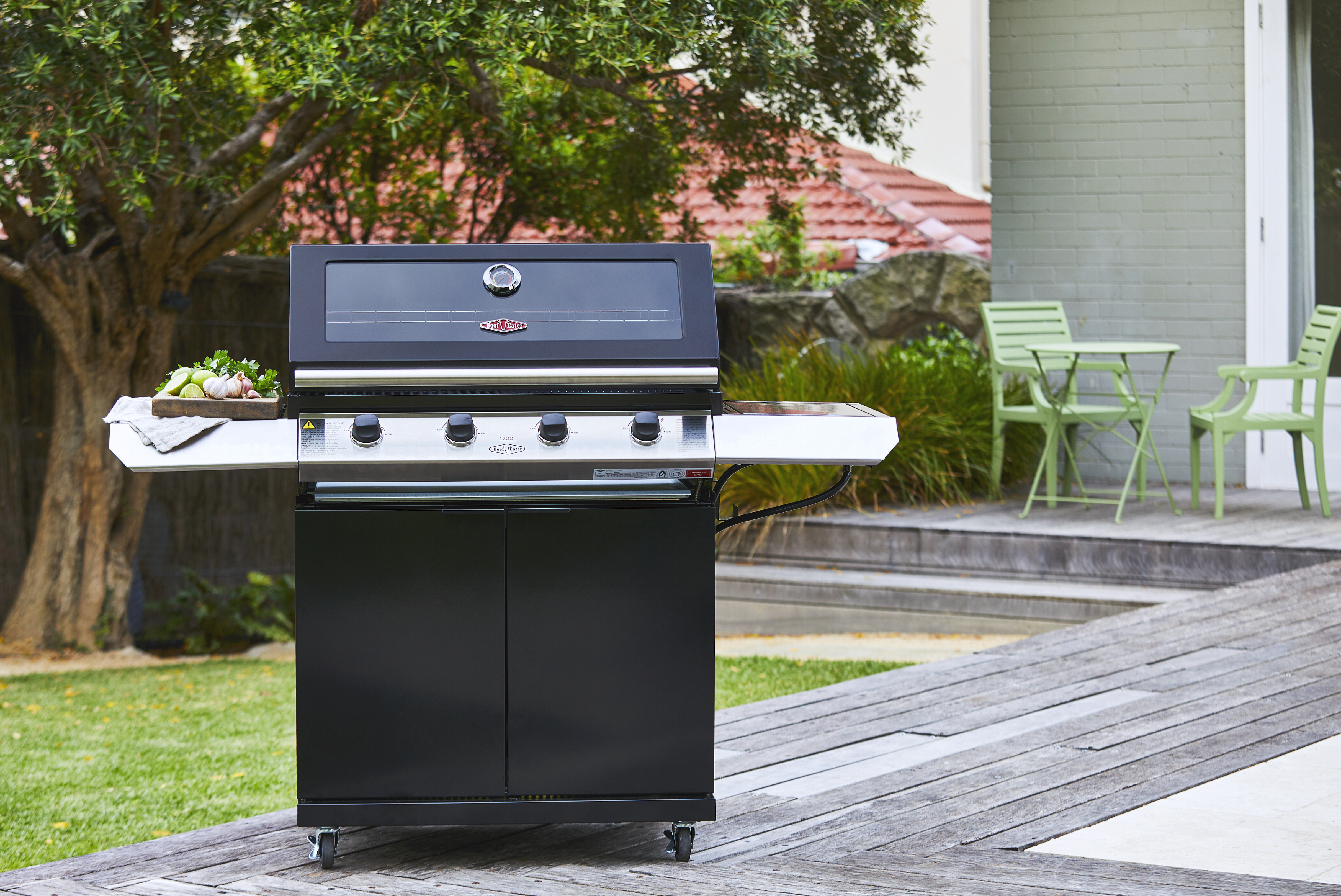 Beefeater 1200E BBQ c/Carrinho Fech. 4Q. + Q. Lat. - Preto